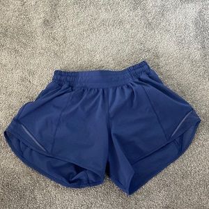 Lululemon hotty hot low-rise lined short 4” in midnight navy size 4.